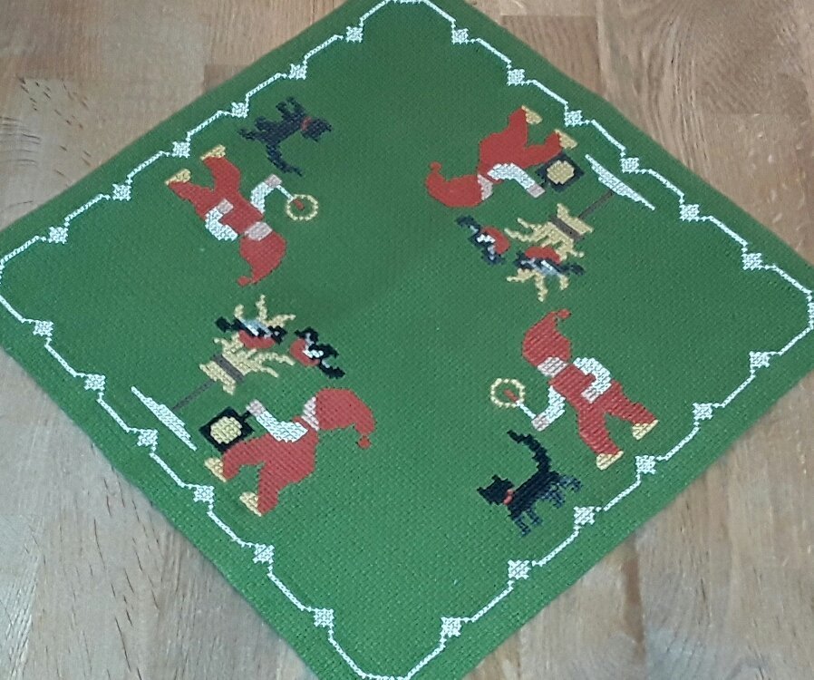 Retro. Handbroderad äldre grön FIN jul DUK med söta tomtar, katter, domherrar.