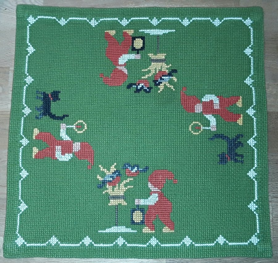 Retro. Handbroderad äldre grön FIN jul DUK med söta tomtar, katter, domherrar.