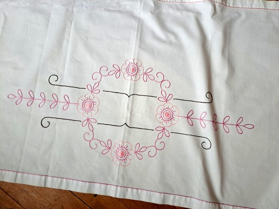 Vintage handbroderad gardinkappa rosa gammaldags lantlig