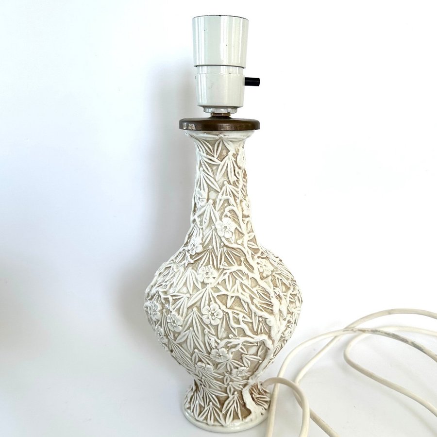 Smuk vintage bordlampe i keramik med blomstermotiv