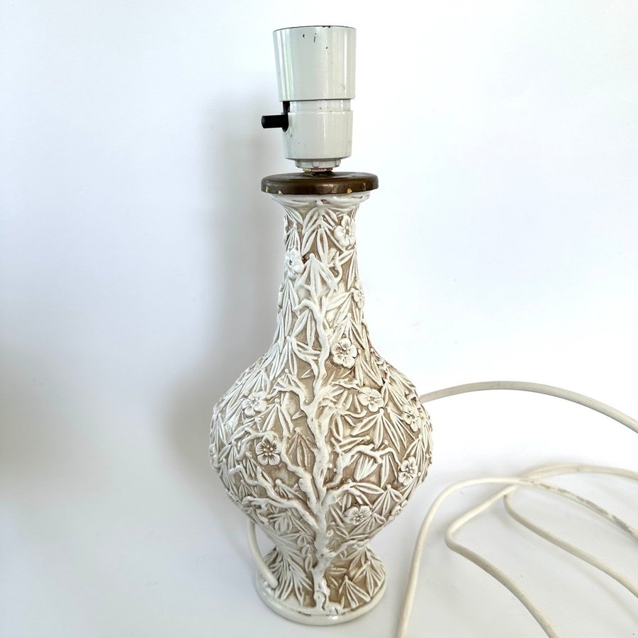 Smuk vintage bordlampe i keramik med blomstermotiv