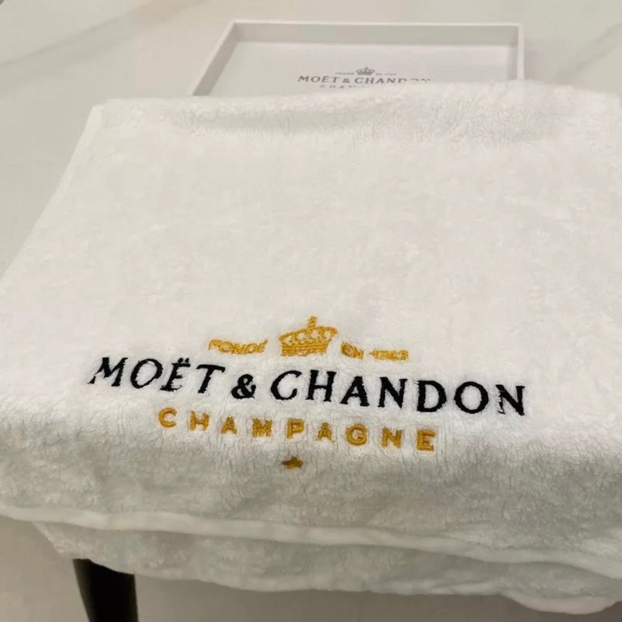 Ny Moet  Chandon handduk storlek 35X75 cm perfekt present!