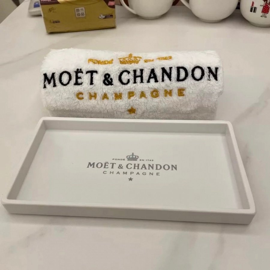 Ny Moet  Chandon handduk storlek 35X75 cm perfekt present!