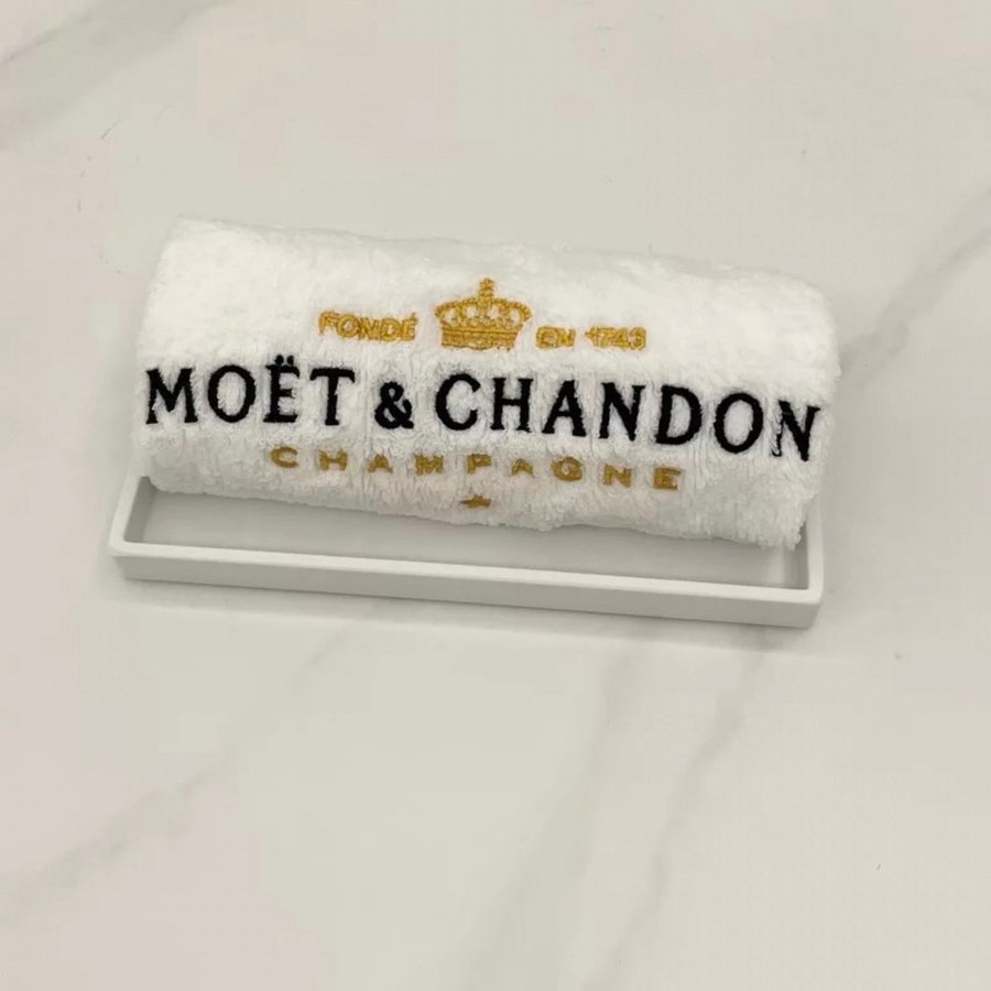 Ny Moet  Chandon handduk storlek 35X75 cm perfekt present!