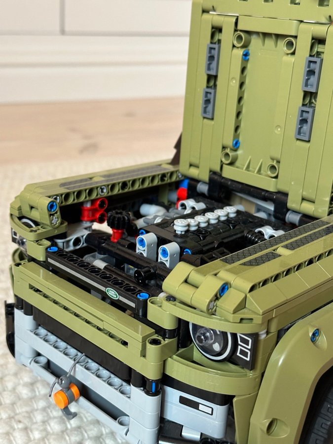 LEGO Technic Land Rover Defender 42110