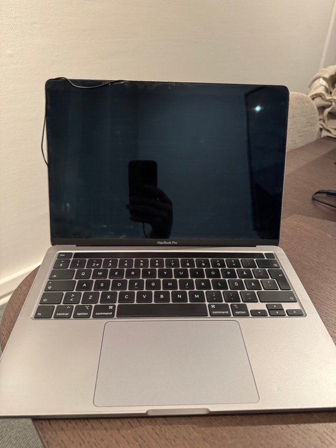 Trasig MacBook Pro 13", 2020, 16 GB RAM, fyra Thunderbolt 3-portar