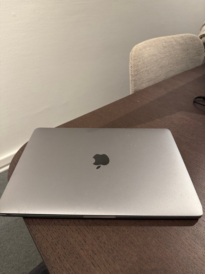 Trasig MacBook Pro 13", 2020, 16 GB RAM, fyra Thunderbolt 3-portar