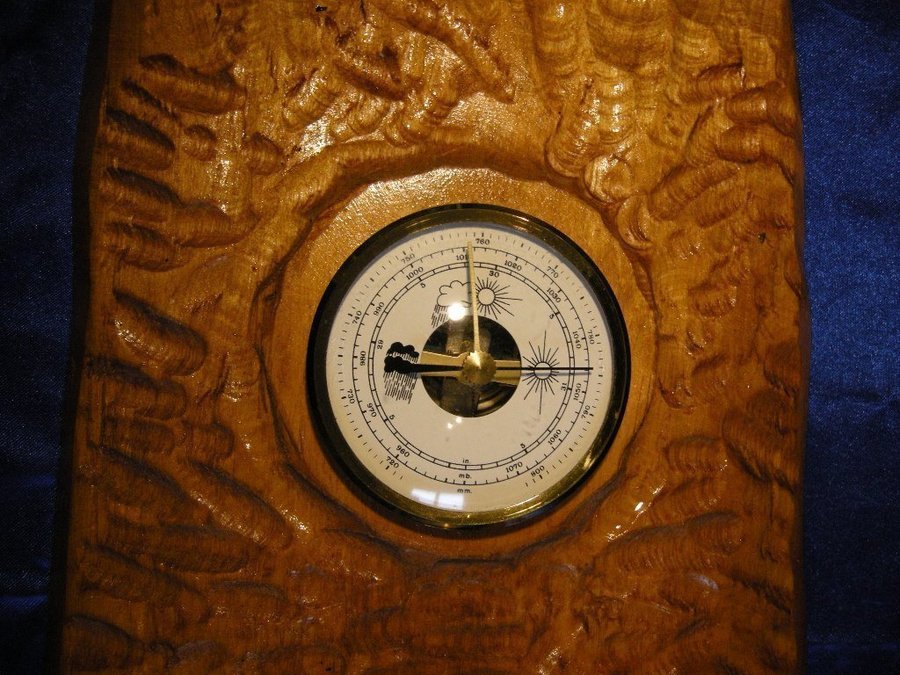 Barometer Hygrometer och Termometer på en snyggt snidad träplatta