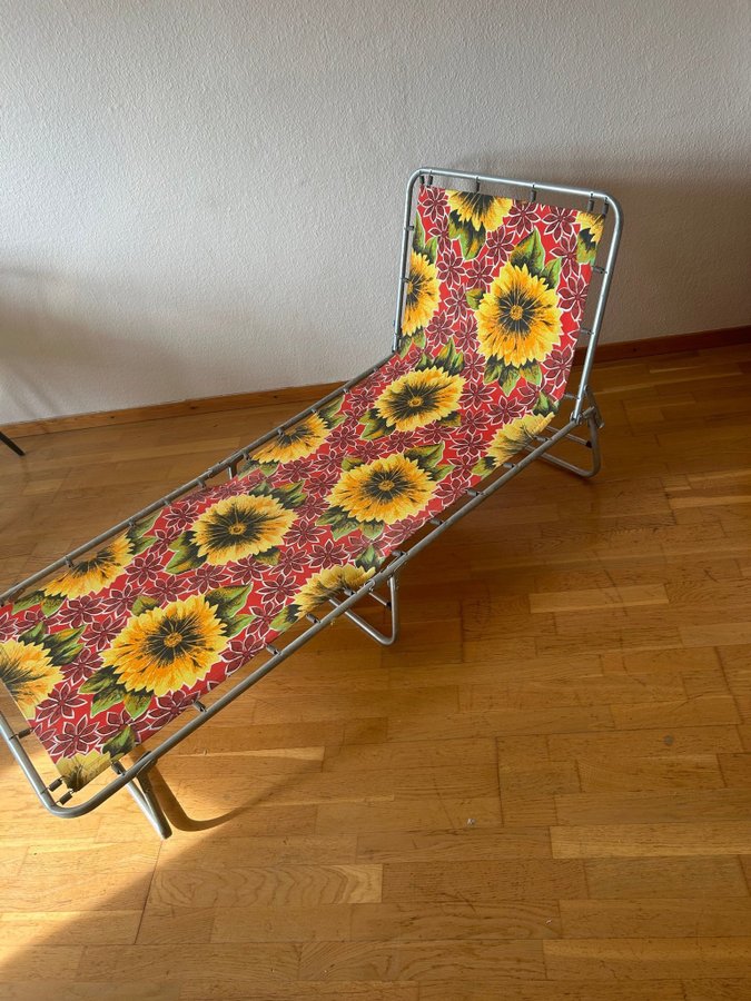 Solstol - solosäng - solbädd med blommigt färgglatt tyg, 60-tal, retro