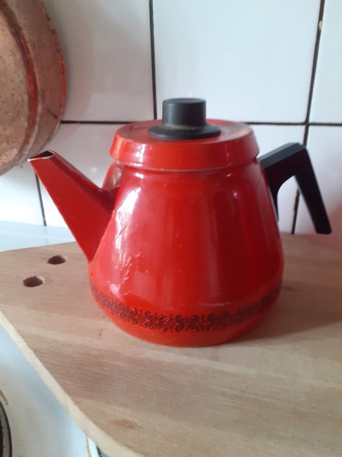 Kaffekanna retro färg ngt missvisande ej så starkt röd