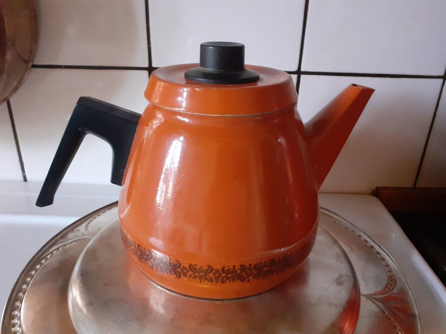 Kaffekanna retro färg ngt missvisande ej så starkt röd