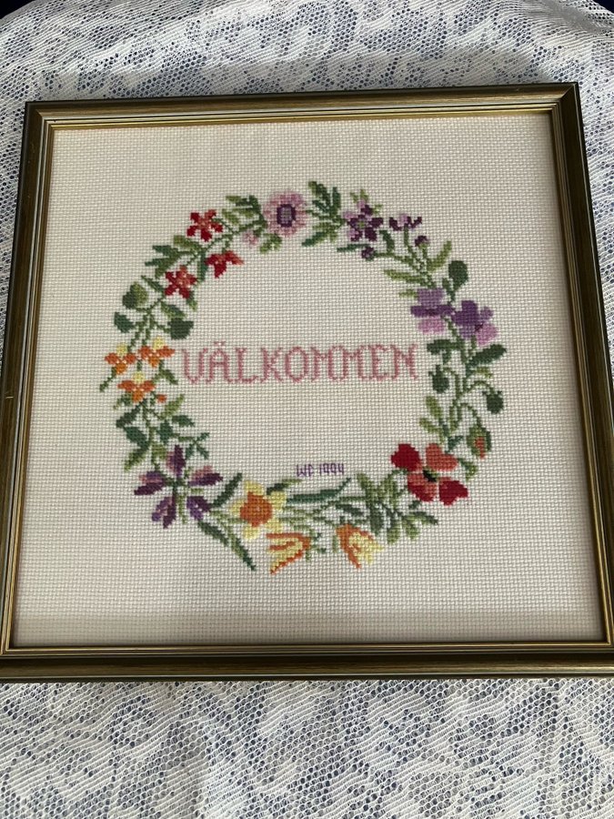 Välkomsttavla med blommor