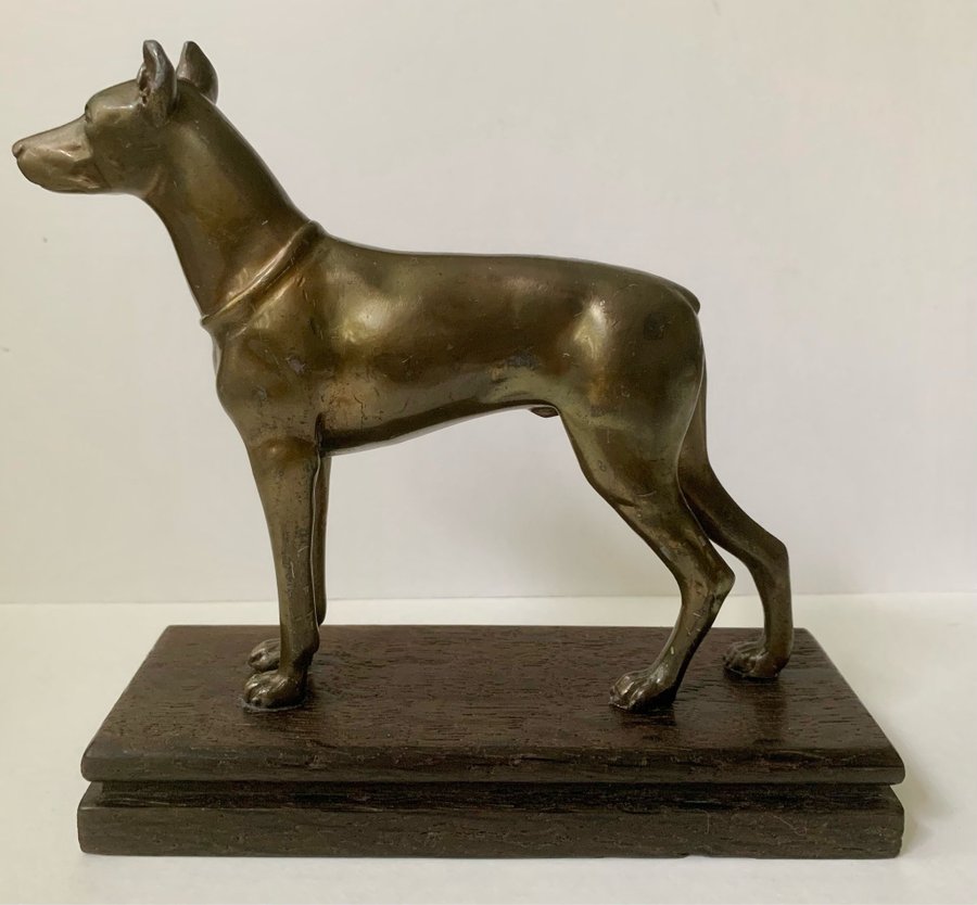 Bronsfigur av Dobermann