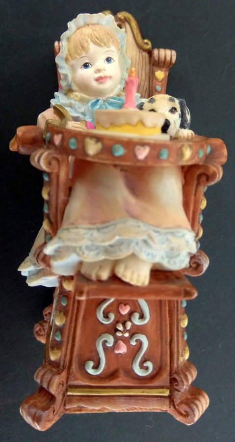 Goebel figurin, Treasures of Sandra Kucks SK15 "Happy Birthday"