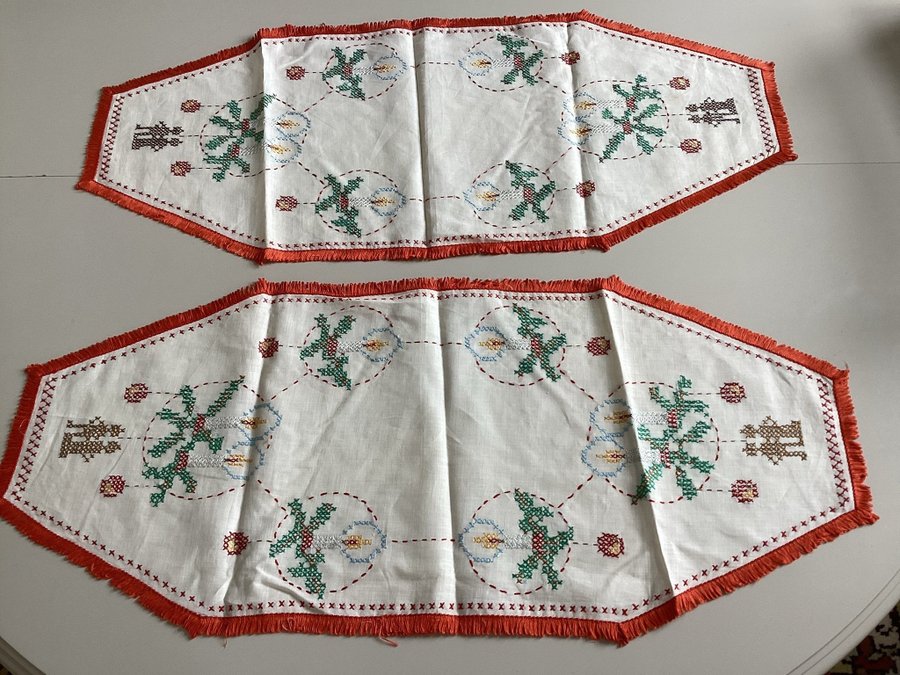 2 stycken handbroderade retro juldukar