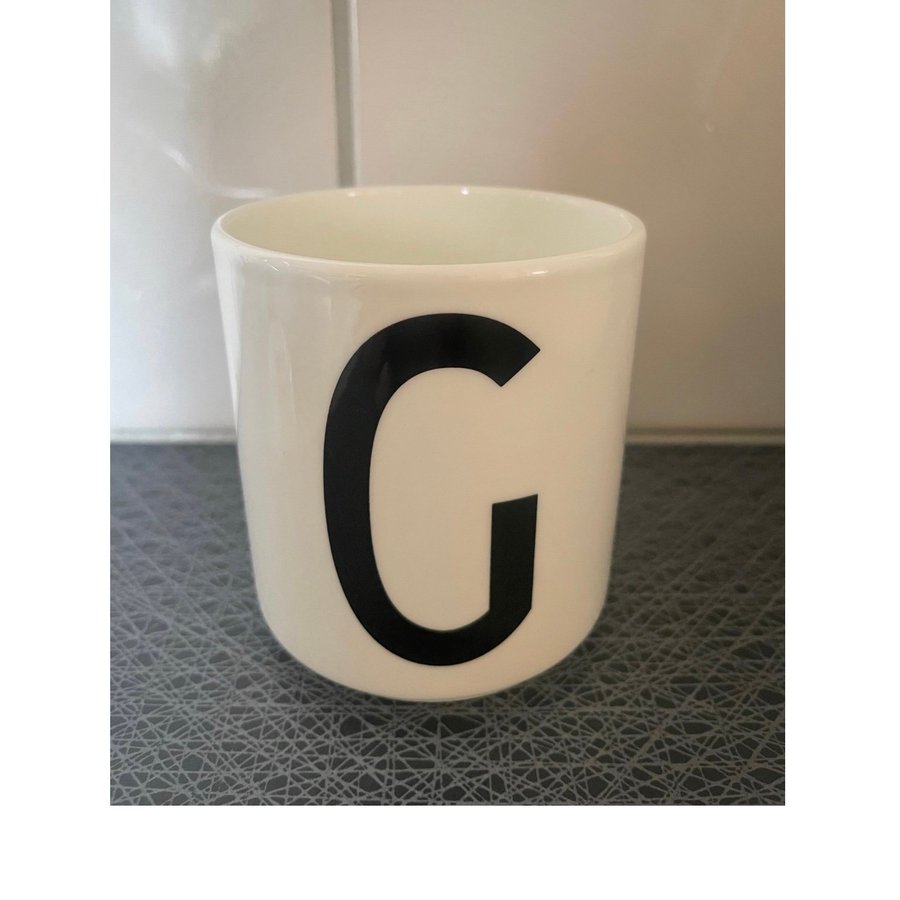 NY! Design Letters Mugg i Porslin bokstav G av A. Jacobsen