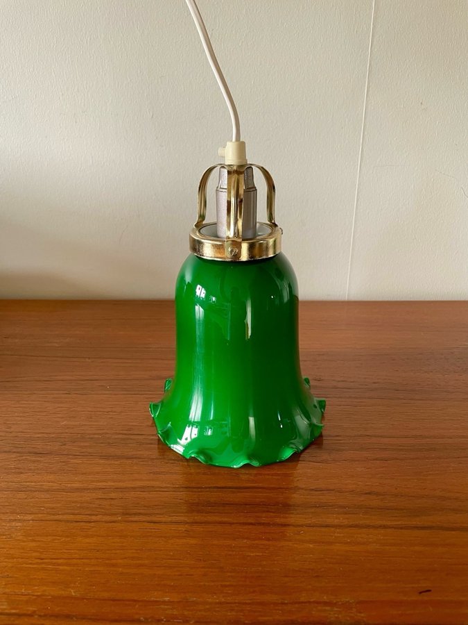 Jättefin retro fönsterlampa med grön glaskupa fäste metall mässing