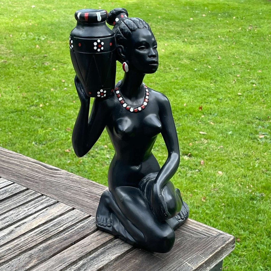 Skulptur signerad Svart Kvinna ,Afrikanska 30,5 cm