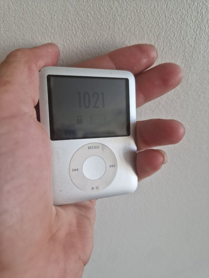 iPod 8GB - silver med svart Silikonskydd