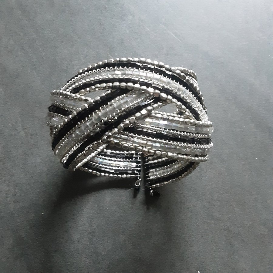 Armband svart och silver