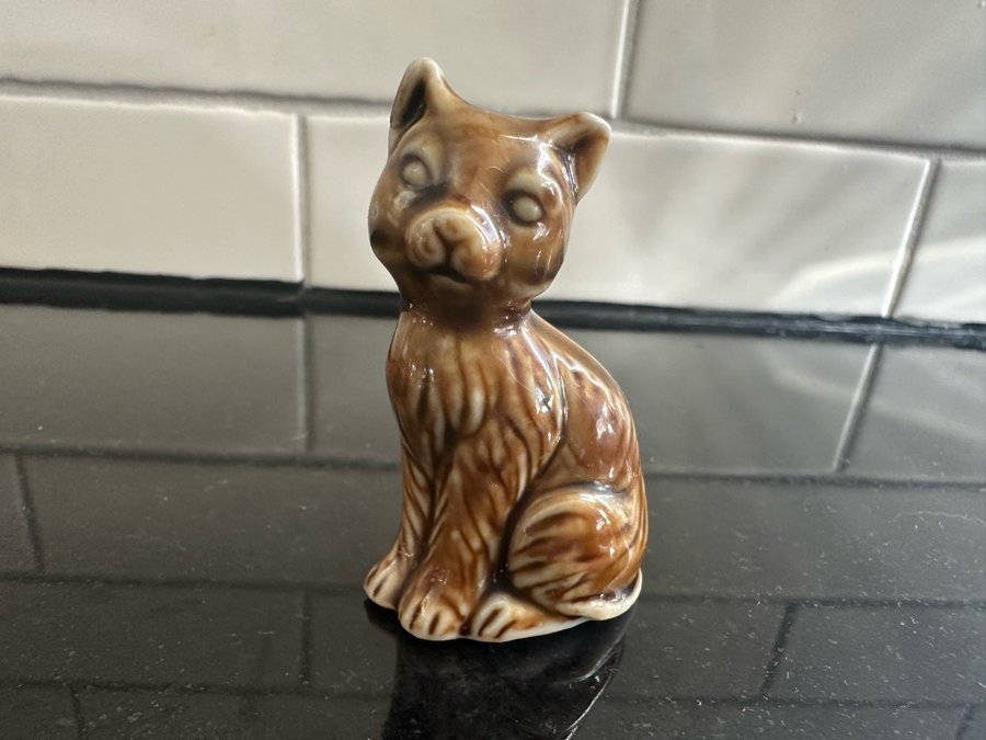 Söt liten keramik kattfigur 6 cm