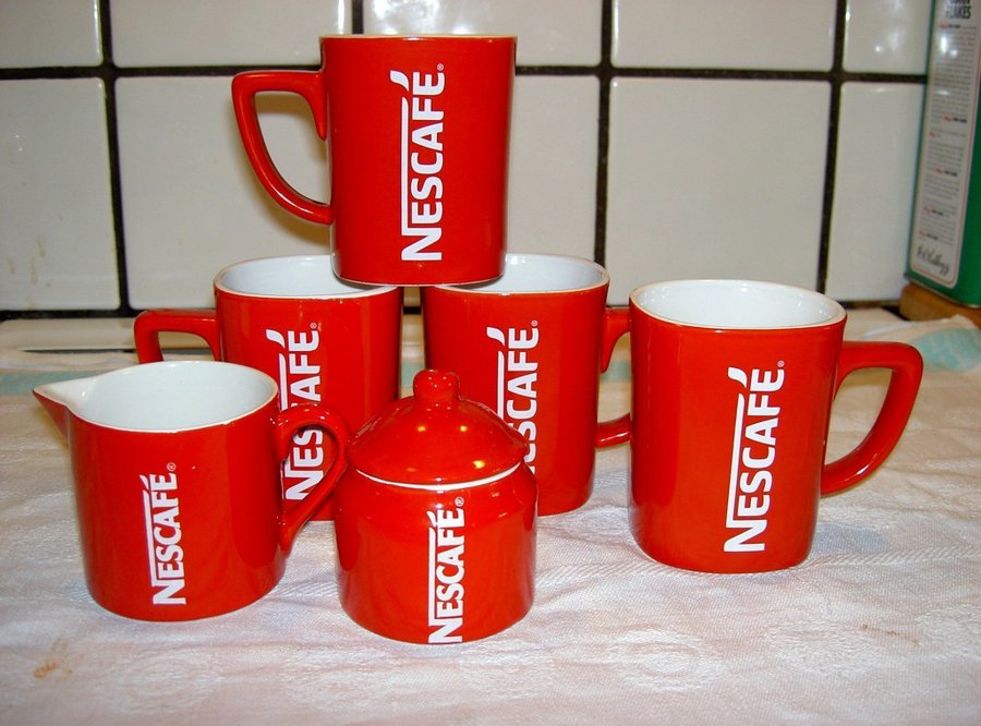 Nescafé 4 kaffemuggar + sockerskål och gräddkanna - RETRO