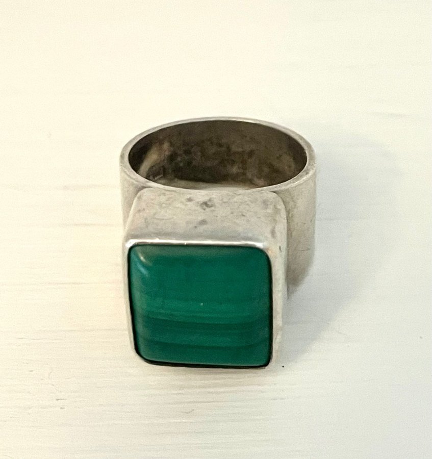 RING AV STERLINGSILVER MED MALAKIT 53/13