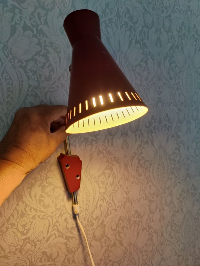 Retro Vägglampa i rött i 60 talet