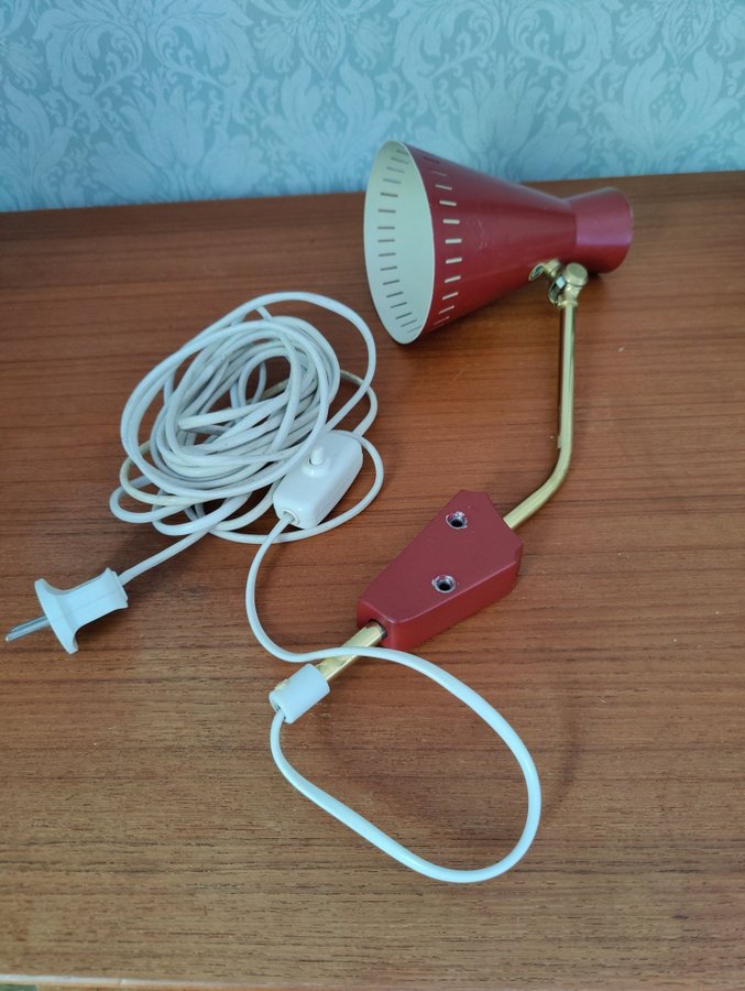 Retro Vägglampa i rött i 60 talet