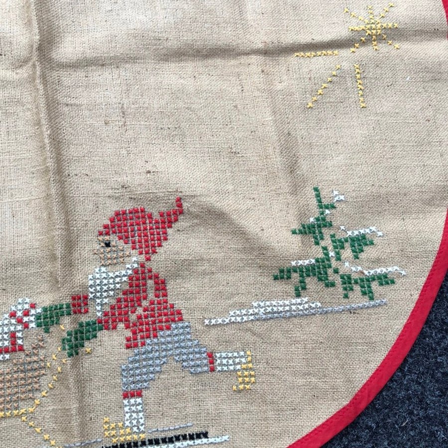 Julgransmatta broderad retro Jul