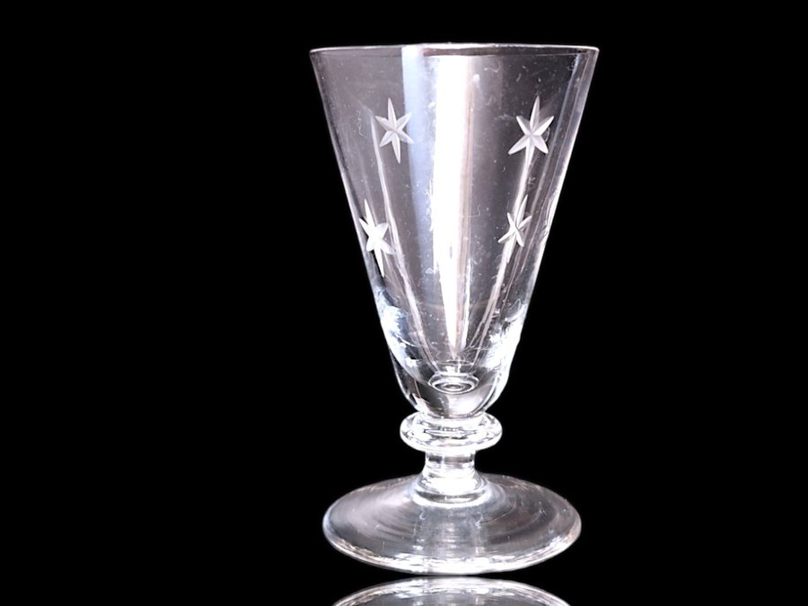 Ett Snappsglas, sprit glas 1930/1940-tal, slipad dekor med stjärnor