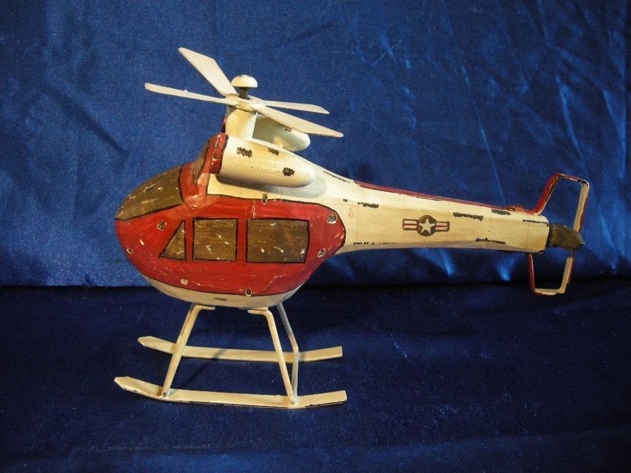 Fin helikopter modell i trä och metall. Skulptur