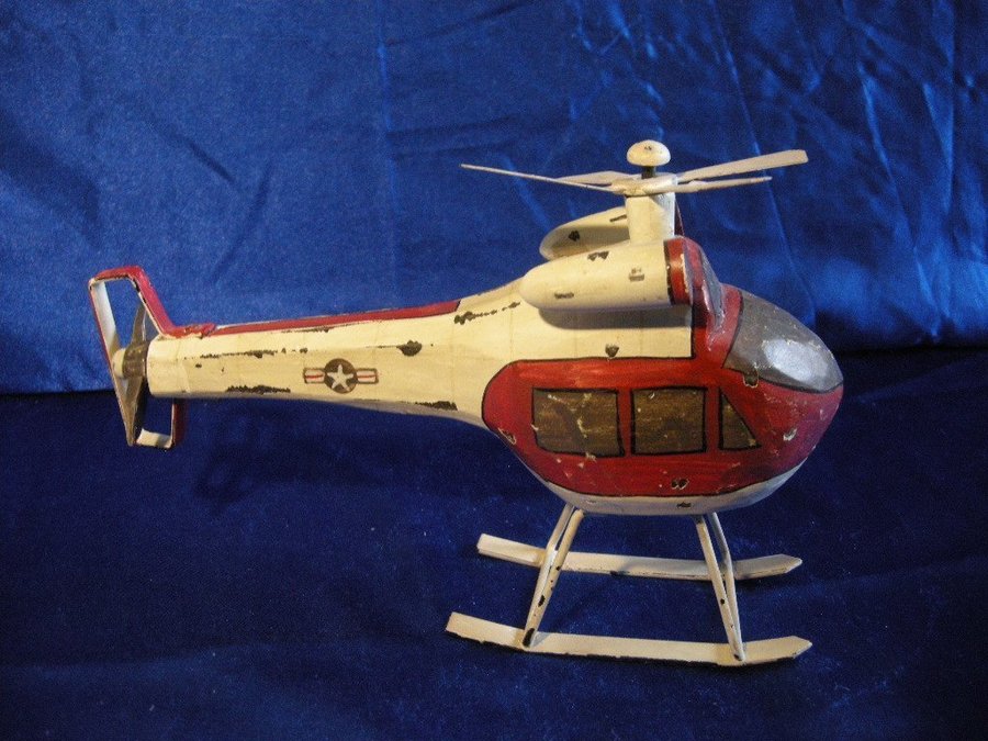 Fin helikopter modell i trä och metall. Skulptur