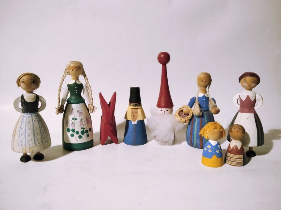 Träfigurer Folk i Folkdräkt Jul Tomte Kyrkoherde Bock Äldre Figuriner Hantverk