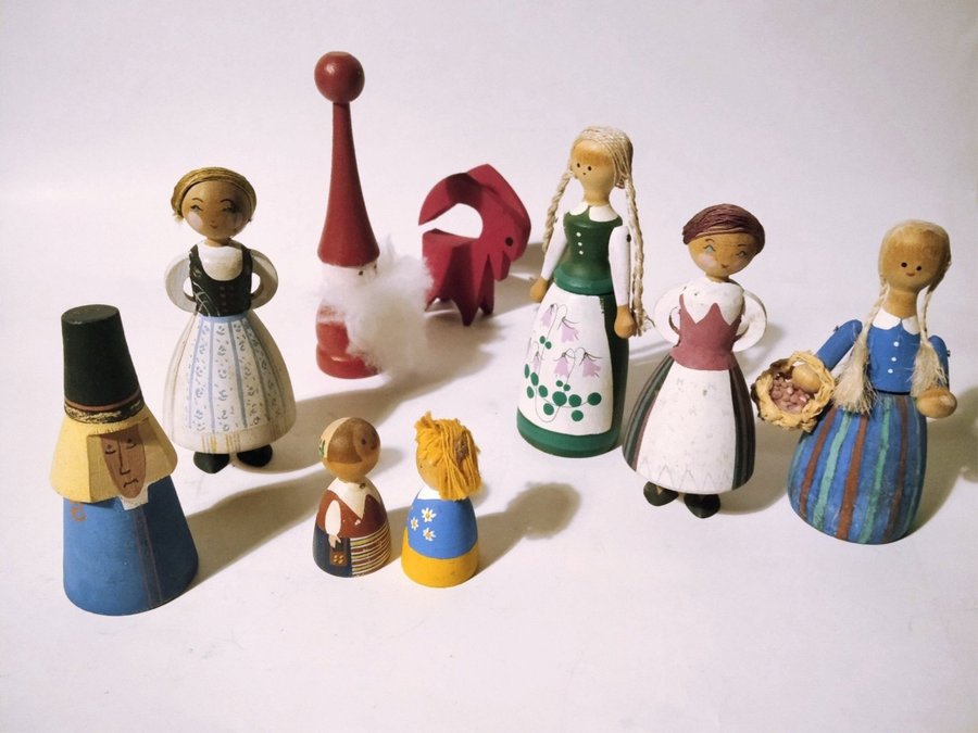 Träfigurer Folk i Folkdräkt Jul Tomte Kyrkoherde Bock Äldre Figuriner Hantverk