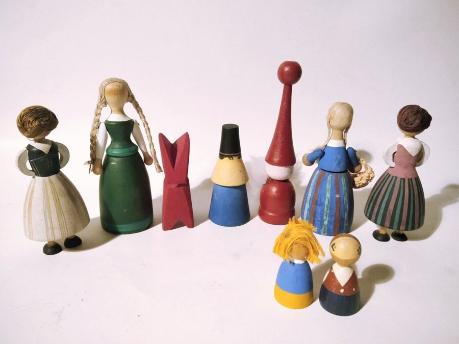 Träfigurer Folk i Folkdräkt Jul Tomte Kyrkoherde Bock Äldre Figuriner Hantverk