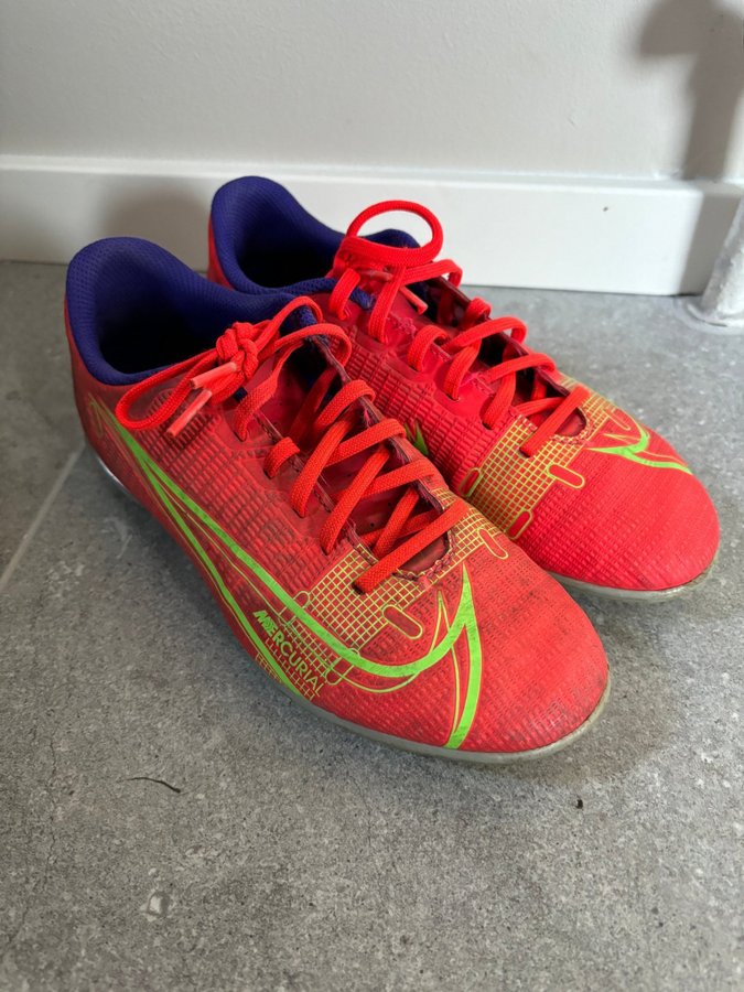 Nike Mercurial fotbollsskor storlek 35