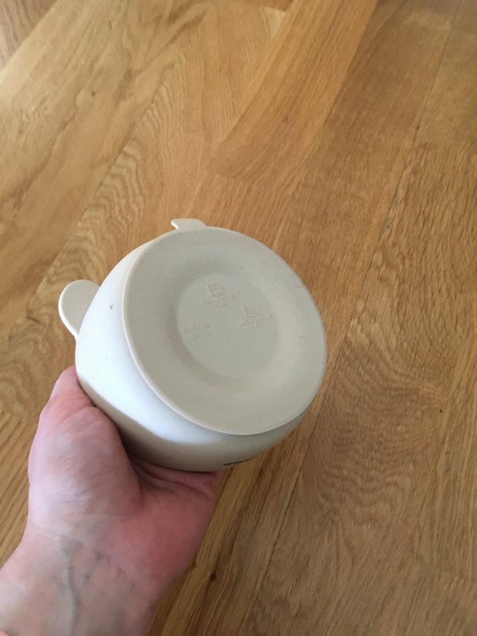 Mörk beige barnservis silikon med sugpropp