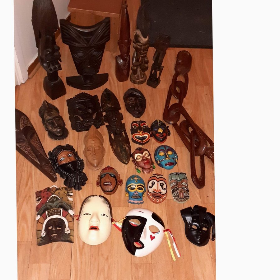 Sortiment av afrikanska masker och figurer