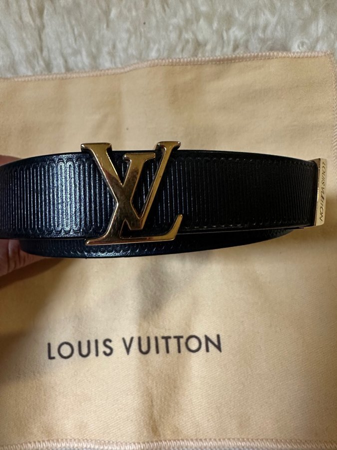 Louis Vuitton LV initials belt - M9578