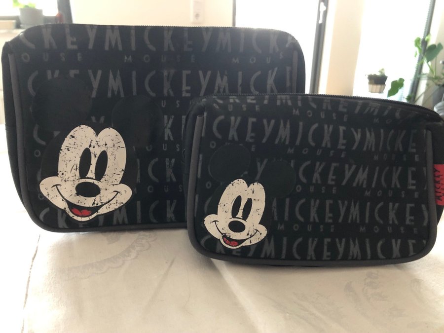 Två stycken Mickey Mouse necessärer