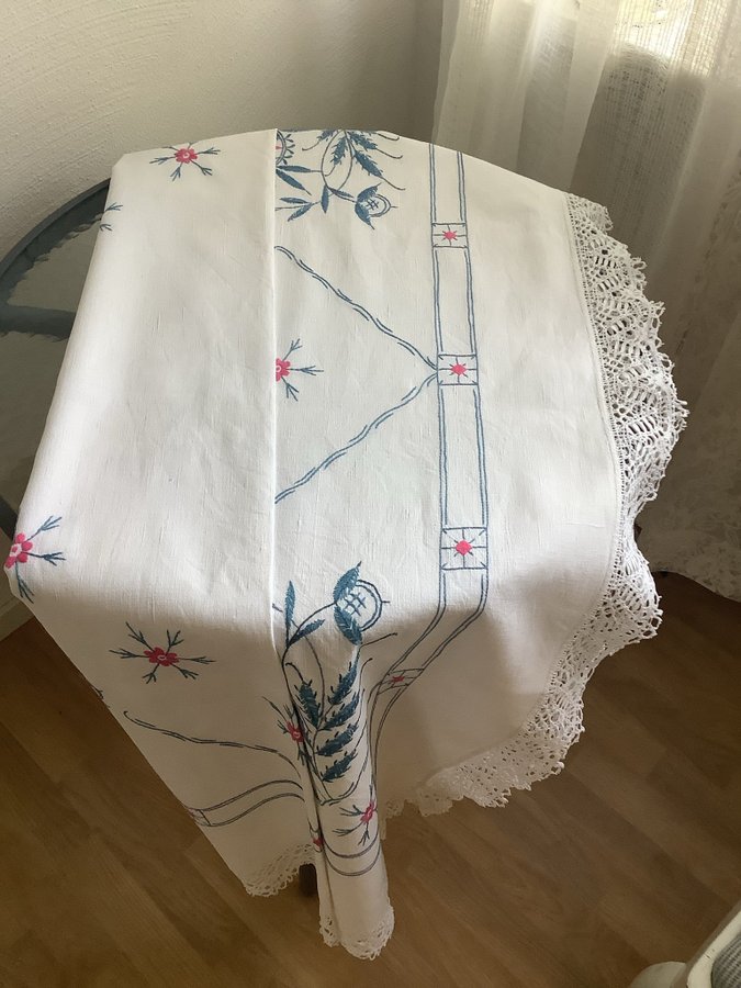 Vacker middagsduk **Handbroderier på linne med knypplad spets **150x140 cm