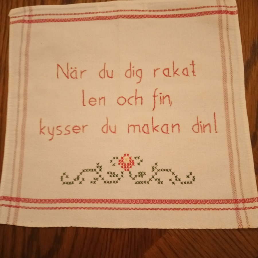 Liten handduk med broderi "När du dig rakat len och fin, kysser du makan din