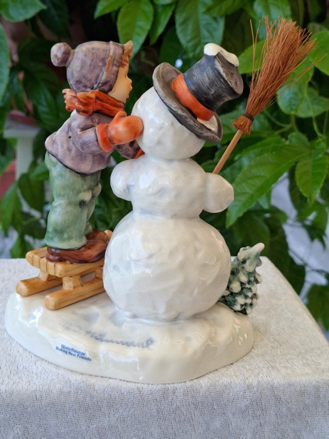 Goebel figurin "Making New Friends" #2002 SNOWMAN AND BOY 1996