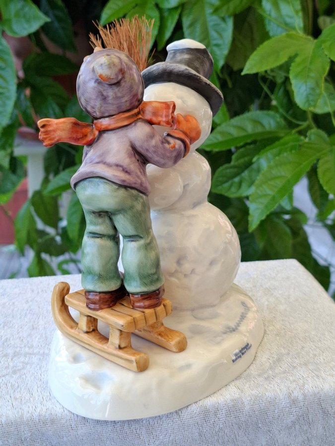 Goebel figurin "Making New Friends" #2002 SNOWMAN AND BOY 1996