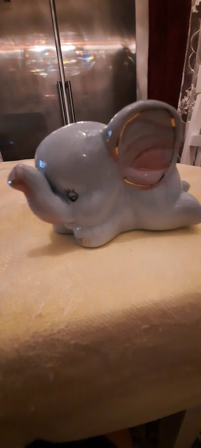 Figurin. Elefant. Porslin. I perfekt skick!