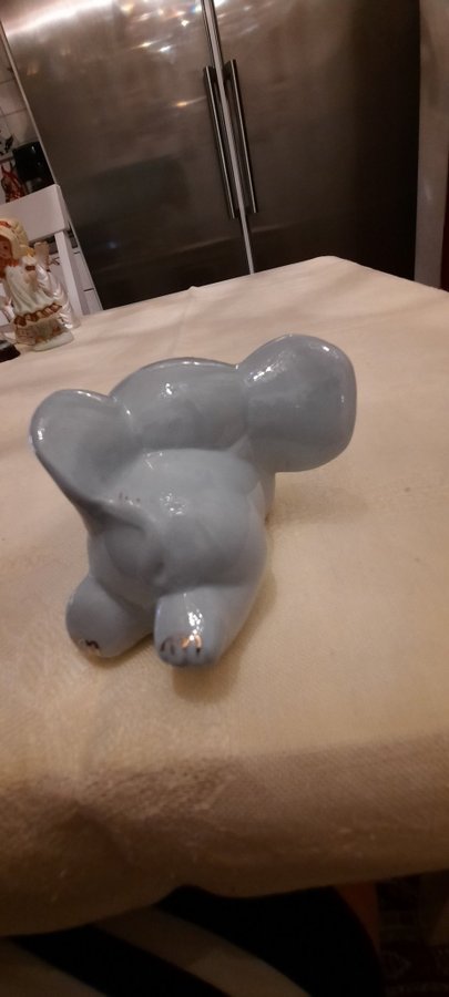 Figurin. Elefant. Porslin. I perfekt skick!