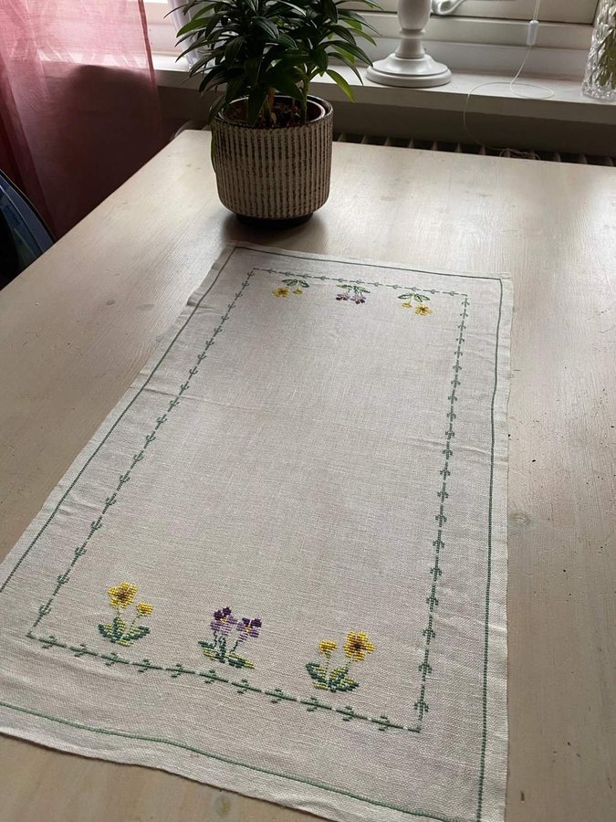 Handbroderad linneduk duk linne