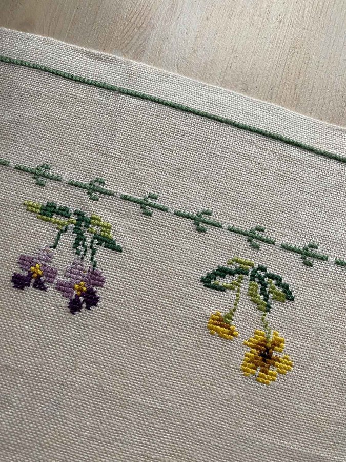 Handbroderad linneduk duk linne