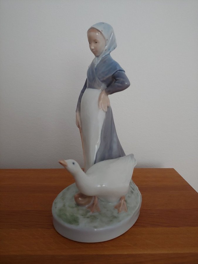 FIGURIN i porslin flicka med gås signerad Royal Copenhagen Denmark